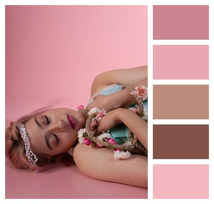 Blonde Modeling Portrait Flower Background Image